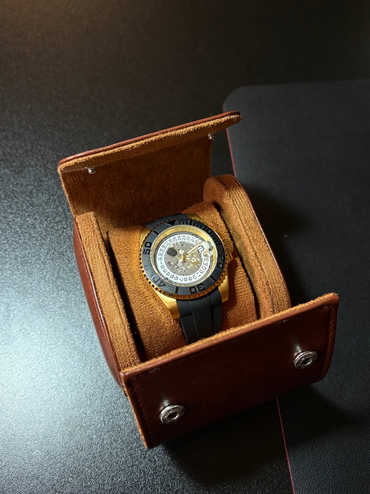 Invisible Dial Black/Gold Classic